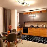公寓 Flh - Coresi - Balcony & Free Parking Near Coresi Mall *